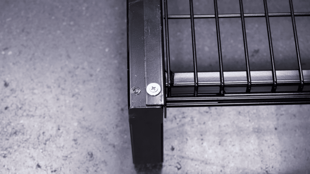 Easy assembly with pre-installed rivets